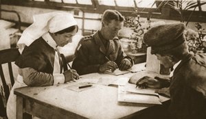 Australianos e recrutamento: Como a votação australiana é feita em um hospital de Londres, ilustração do The Illustrated War News, 25 de outubro de 1916 (foto sépia) de English Photographer