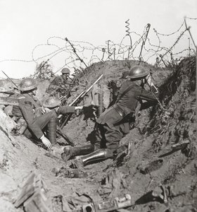 Aguardando o grande ataque dos Hunos, o observador e os sinalizadores em St Quentin mantêm um olhar aguçado de English Photographer