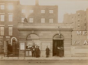 Estação Ferroviária de Baker Street, entrada leste, Marylebone Road, Londres; fotografia tirada em maio de 1908 de English Photographer