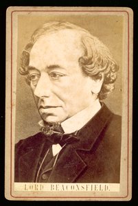 Benjamin Disraeli, Lord Beaconsfield, retrato (foto a p/b) de English Photographer