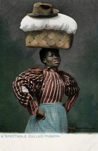 Menina negra com um cesto de linho, encimado por um chapéu, na cabeça (foto) de English Photographer