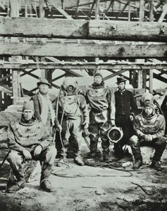 Blackfriars Bridge: trabalhadores da construção civil posam com equpiment, 1869 de English Photographer