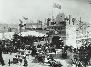 Túnel Blackwall: carruagens puxadas por cavalos passam pela abertura cerimonial da entrada do túnel, 1897 de English Photographer