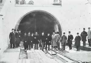 Túnel Blackwall: inspeção da parte subaquática por dignitários, 1895 de English Photographer