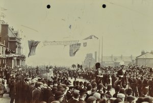 Túnel Blackwall: pagentria como o Príncipe de Gales, mais tarde o Rei Eduardo VII e a Princesa Alexandria assistem à abertura cerimonial do túnel, 1897 de English Photographer