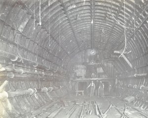 Túnel Blackwall: dois homens estão no bloqueio de ar, 1894 de English Photographer