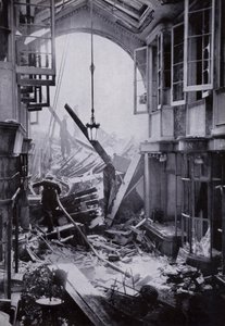 Danos por bomba no Burlington Arcade, Piccadilly, Londres de English Photographer