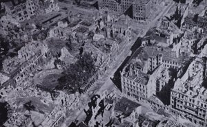 Ruínas bombardeadas de Berlim, Alemanha, Segunda Guerra Mundial de English Photographer