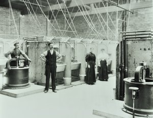 Limite de rua: interior da lavanderia, pessoas que trabalham com máquinas, Londres, 1897 de English Photographer