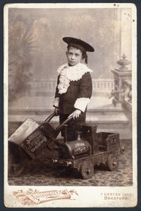 Menino, com, um, trem brinquedo, e, carrinho de mão de English Photographer