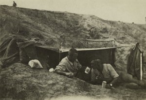 Soldados britânicos fora de serviço em um campo em Tel-el-Jemi, Palestina, outubro de 1917 (foto a p/b) de English Photographer