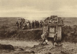 Esquadrão de tanques britânico passando posições de artilharia em Graincourt no seu caminho para atacar Bourlon Wood, Batalha de Cambrai, França, Primeira Guerra Mundial, Novembro de 1917 (foto a p/b) de English Photographer