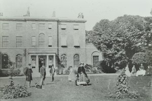 Broomwood House, Broomwood Road: elevação traseira, Londres, 1890 de English Photographer