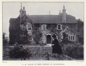 C M Yonge no seu jardim em Elderfield (foto a p/b) de English Photographer