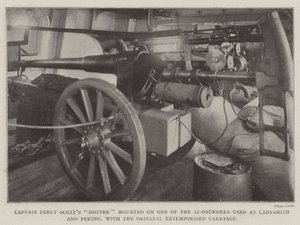 Capitão Percy Scotts Dotter montado em um dos 12-Pounders usados em Ladysmith e Pequim, com o carro original extemporizado de English Photographer