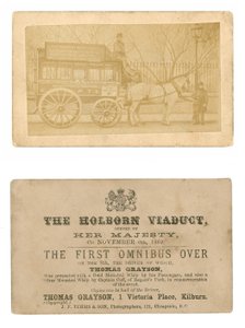 Cartão (frente e verso) comemorando o primeiro ônibus conduzido pelo Viaduto de Holborn, 6 de novembro de 1869 de English Photographer