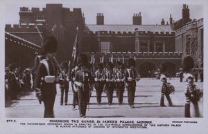 Mudança da Guarda, St Jamess Palace, Londres (foto a p/b) de English Photographer
