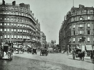 Charing Cross, Westminster LB: Northumberland Avenue de Trafalgar Square e Charing Cross, 1890 de English Photographer