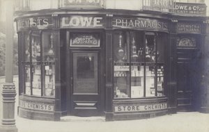 Charles Lowe & Co Drug Store, Newbury, Berkshire (foto a p/b) de English Photographer