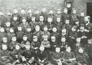 Chaucer Street School: grupo dos meninos, 1895 de English Photographer