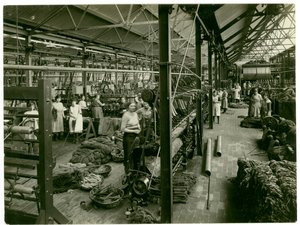 Enrolamento de chenille, fábrica de tapetes, 1923 de English Photographer