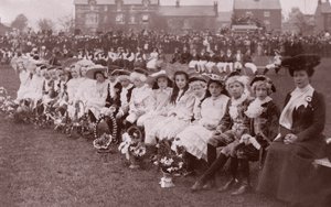 Crianças participantes do concurso de fantasias, c.1910 (fotógrafo a preto e branco) de English Photographer