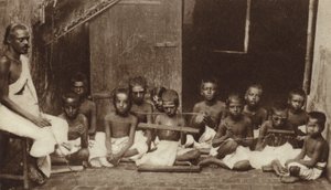 Crianças e seu professor em uma escola na Índia (foto a p/b) de English Photographer