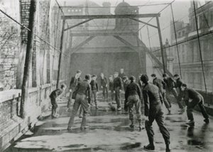 Campo de futebol da escola da cidade em 1902 de English Photographer