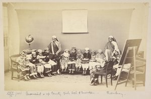 Aula com a amante numa escola de raparigas do interior, Bombaim, c. 1873 (foto a p/b) de English Photographer