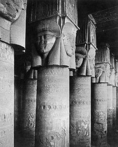 Colunas no Templo de Hathor, c.1904-05 de English Photographer
