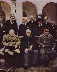 Conferência dos líderes aliados Winston Churchill, Franklin D. Roosevelt e Joseph Stalin em Yalta, na Crimeia; URSS, Segunda Guerra Mundial, 7 de fevereiro de 1945 de English Photographer