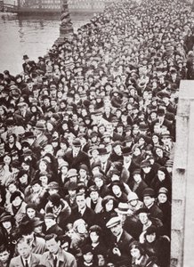 Multidões à espera de acesso ao Westminster Hall, durante a mentir no estado de George V, 1936 de English Photographer