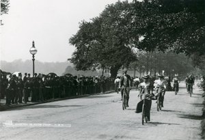 Andar de bicicleta no Hyde Park, c 1895 de English Photographer