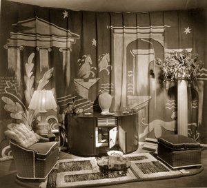 Stand de comércio decorativo no Dorland Hall com suspensão têxtil, de 1940 de English Photographer