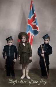 Defensores da Bandeira, três crianças de uniforme com o Union Jack (foto) de English Photographer