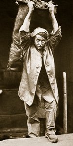 Entrega de carvão, impressão por Horace W. Nichols, c.1916 (fotogravura) de English Photographer