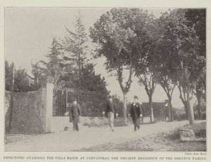 Detetives que guardam a Villa Marie em Carpentras, a atual residência da família Dreyfus de English Photographer