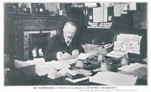 Dr. Barnardo no trabalho em seu quarto na Causeway de Stepney de English Photographer