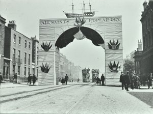 East India Dock Road: arco temporário, Victoria Diamond Jubilee, 1897 de English Photographer