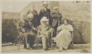 Edward Hudson and Friends, Lindisfarne, c.1918 (impressão em gelatina) de English Photographer