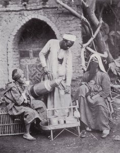 Egito: Servir café turco nas ruas do Cairo (foto a p/b) de English Photographer
