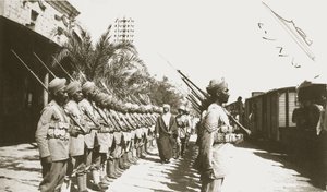 Emir Faisal na estação de Lydda, Palestina, com Sir Herbert Samuel, 1920 de English Photographer