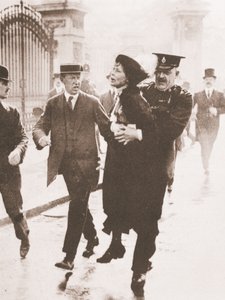 Prisão de Emmeline Pankhurst à porta do Palácio de Buckingham, quando tentava dirigir uma petição ao rei, 21 de maio de 1914 (fotografia a sépia) de English Photographer