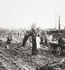 Engenheiros consertam ferrovias ligeiras perto de Hangard, danificadas por incêndio durante a luta por Amiens, 1918 de English Photographer