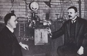 Ernest Rutherford, à esquerda, e Hans Geiger no Laboratório de Física da Universidade de Manchester (fotografia a preto e branco) de English Photographer