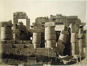 Vista exterior do hipostilo do grande templo de Karnak de English Photographer