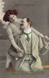 Casal elegantemente vestido prestes a beijar (foto a cores) de English Photographer