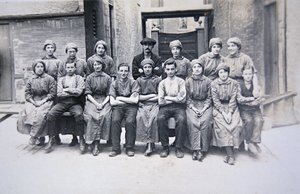 Trabalhadoras do Arsenal de Woolwich, Londres (foto a p/b) de English Photographer