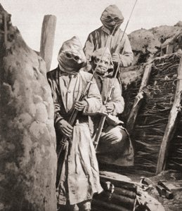 Soldados de infantaria franceses durante a Primeira Guerra Mundial usando respiradores para protegê-los contra o gás venenoso alemão, de The Illustrated War News, 1915 de English Photographer