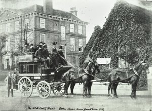 Garratt Lane: O Antigo Vestry Hall, 1887 de English Photographer